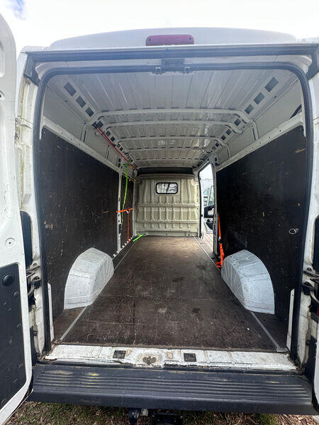 Wnętrze meblowoza TransportSlask24 – przestrzeń ładunkowa, transport AGD RTV Śląsk