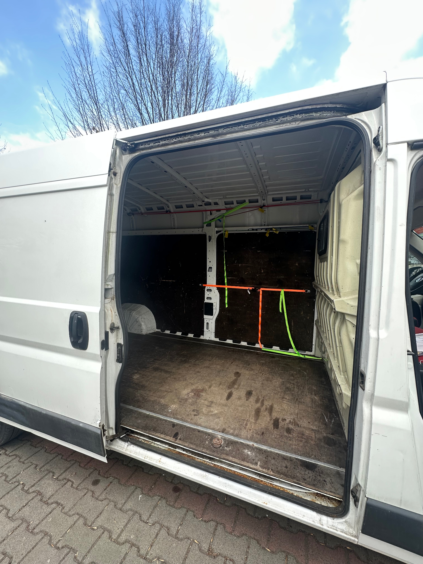 Przestronne wnętrze meblowoza TransportSlask24 – bezpieczny transport mebli