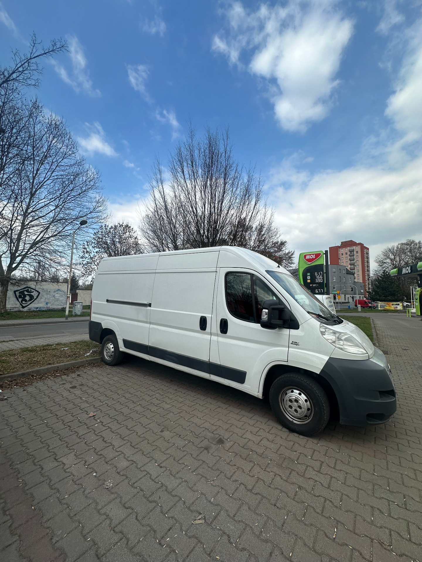 Meblowóz TransportSlask24 – widok z boku, przeprowadzki Śląsk